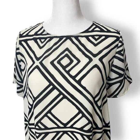 Everly Size M Shift Dress Short Sleeve Cream Black Art Deco Pattern Knee Length - Picture 2 of 9